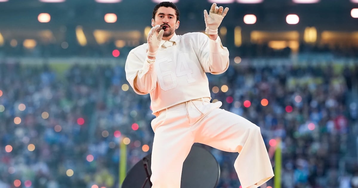 Bad Bunny cita Xuxa como inspiração e usa look de Sasha Meneghel