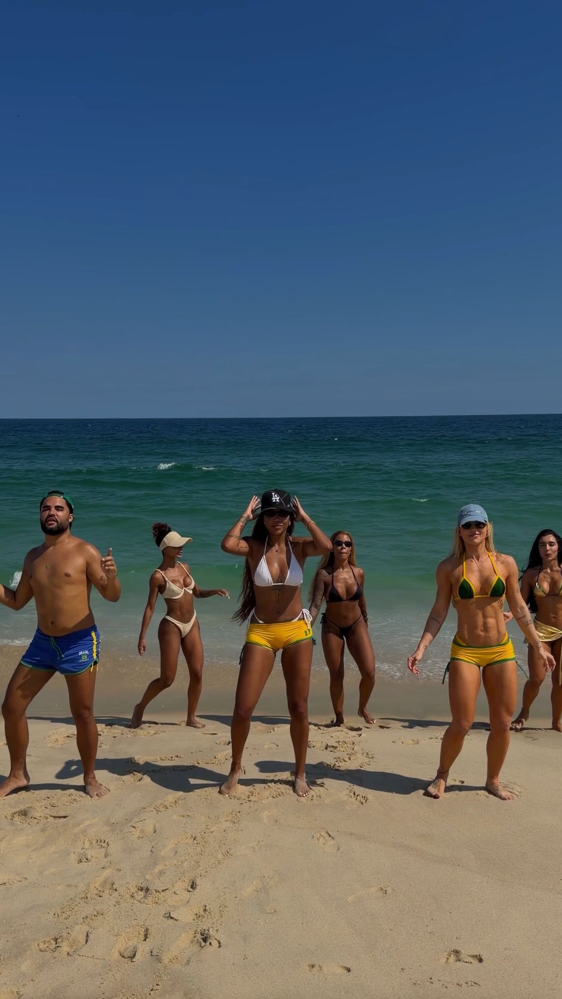 Ludmilla e Virginia agitam praia do Rio com coreografia de BOTA