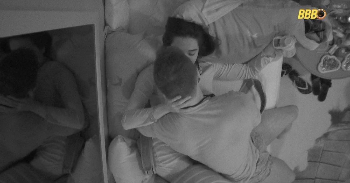 BBB 26: Jordana e Jonas agitam edredom após troca de carícias