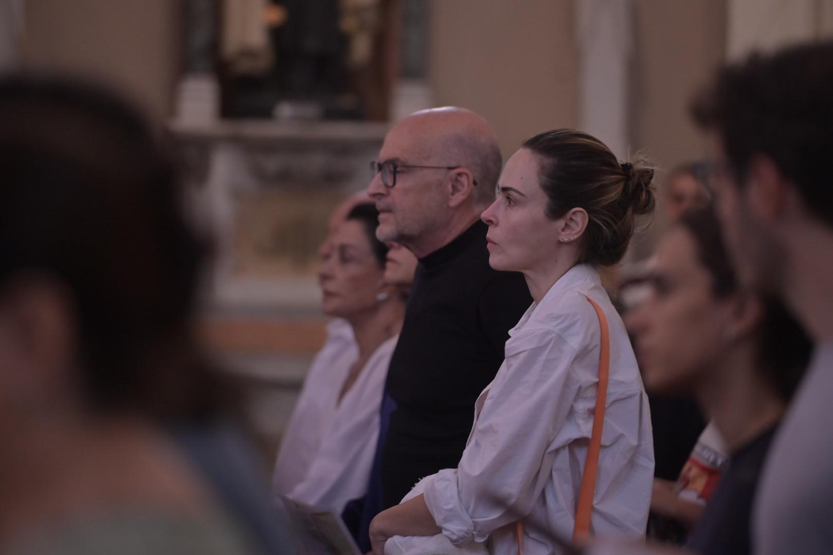 Ana Paula Renault e irmãos participam de missa de 7º dia do pai