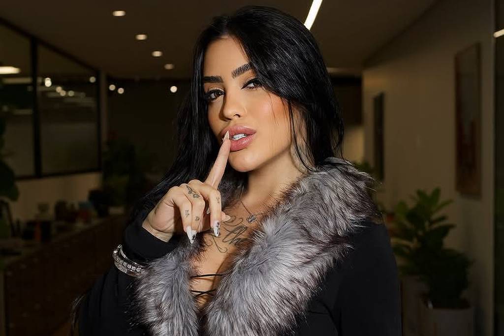 **MC Mirella** segue no conteúdo adulto e combate pirataria