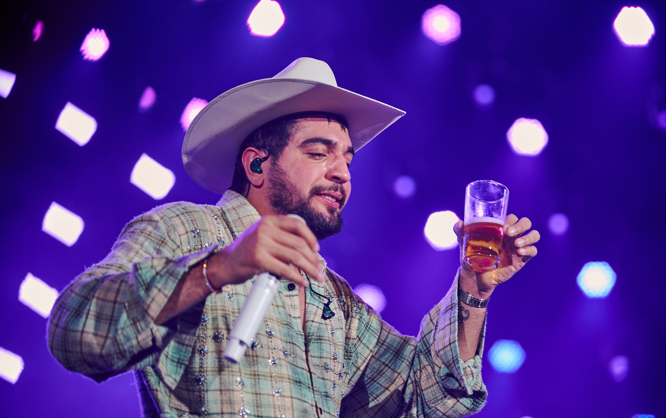 Cantores repensam consumo de álcool após excessos nos palcos