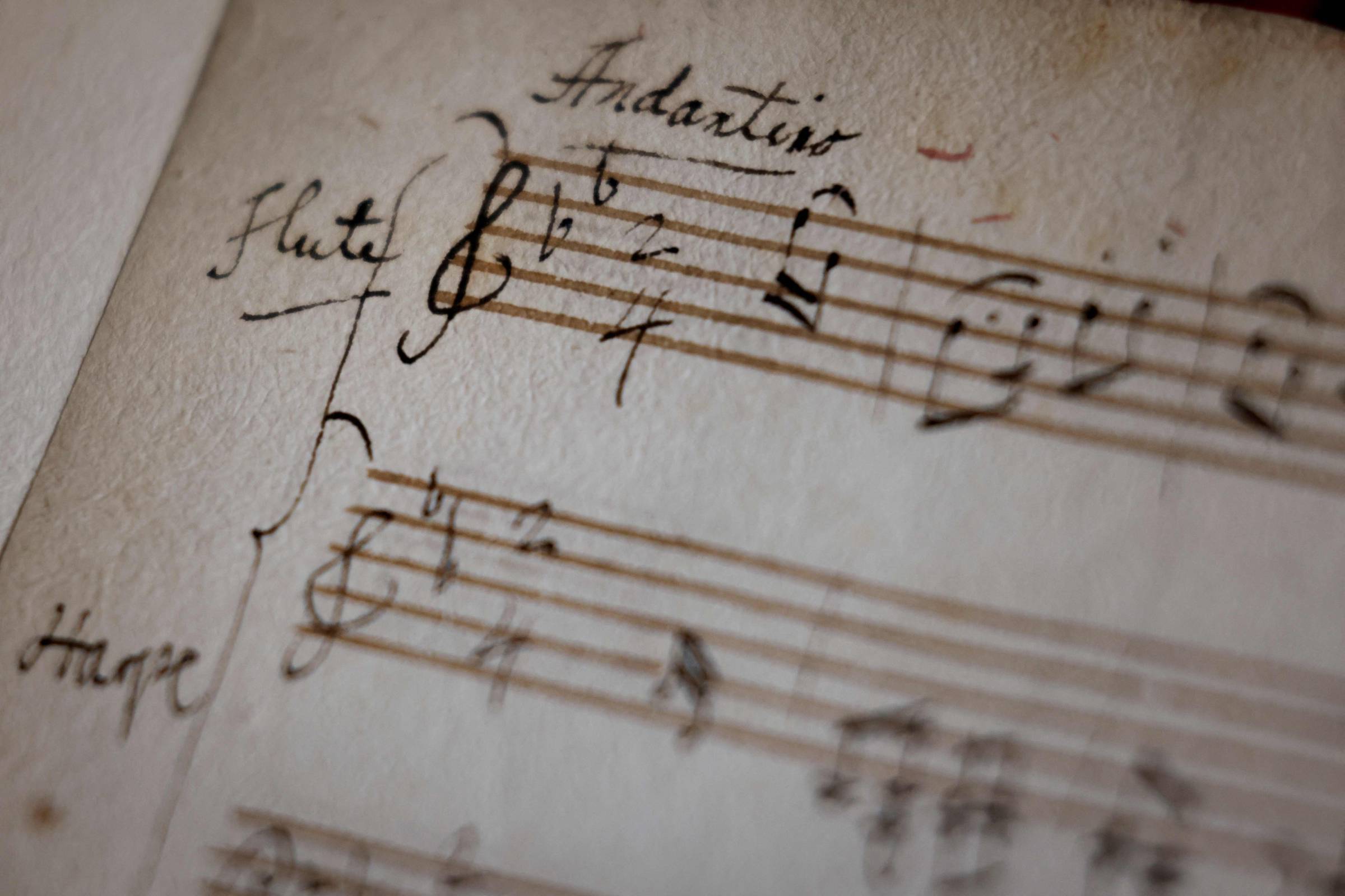 Caderno inédito de **Mozart** é descoberto em Paris