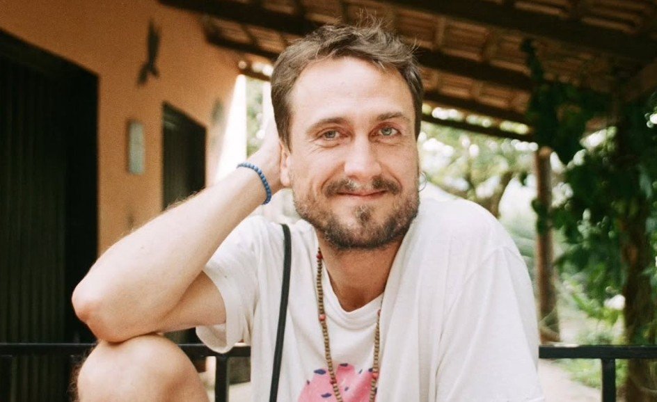 Angel Ferreira lança filme e detalha rotina em casa-ônibus